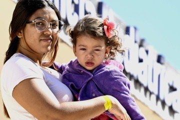 Problemas de saúde devido ao frio no DF. Na Foto Daiane Lima Paiva, com a filha Antonella de 1ano e 9 meses -  (crédito: Carlos Vieira/CB/D.A Press)