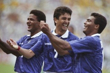 DALLAS, TEXAS - JULY 09: Bebeto (c) celebrates the second Brazil goal by doing the 'Rocking the Baby' celebration with team mates Mazinho (l) and Romario during the 1994 FIFA World Cup match against Holland at the Cotton Bowl on July 9th, 1994 in Dallas, Texas, USA. (Photo by Chris Cole/Allsport/Getty Images/Hulton Archive)
- (crédito: Hulton Archive) DALLAS, TEXAS - JULY 09: Bebeto (c) celebrates the second Brazil goal by doing the 'Rocking the Baby' celebration with team mates Mazinho (l) and Romario during the 1994 FIFA World Cup match against Holland at the Cotton Bowl on July 9th, 1994 in Dallas, Texas, USA. (Photo by Chris Cole/Allsport/Getty Images/Hulton Archive)
- (crédito: Hulton Archive)