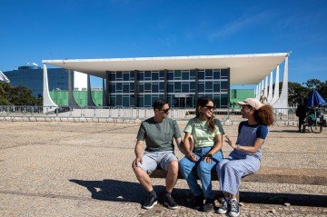 Os amigos, da esquerda para a direita, Alisson França, Camila França e Sofia da Silva aproveitaram o feriado para ver de perto os monumentos de Brasília - (crédito: Mariana Campos/CB/D.A Press) Os amigos, da esquerda para a direita, Alisson França, Camila França e Sofia da Silva aproveitaram o feriado para ver de perto os monumentos de Brasília - (crédito: Mariana Campos/CB/D.A Press)