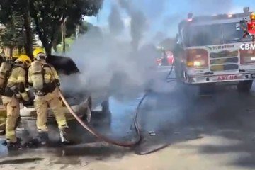 Veículo pega fogo no Guará na manhã desta sexta-feira (5/6) -  (crédito: Reprodução/Corpo de Bombeiros do DF)