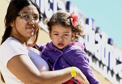  Problemas de saúde devido ao frio no DF. Na Foto Daiane Lima Paiva, com a filha Antonella de 1ano e 9 meses -  (crédito: Carlos Vieira/CB/D.A Press) - Problemas de saúde devido ao frio no DF. Na Foto Daiane Lima Paiva, com a filha Antonella de 1ano e 9 meses -  (crédito: Carlos Vieira/CB/D.A Press)