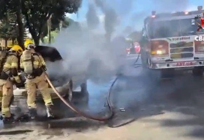 Veículo pega fogo no Guará na manhã desta sexta-feira (5/6) -  (crédito: Reprodução/Corpo de Bombeiros do DF) -Veículo pega fogo no Guará na manhã desta sexta-feira (5/6) -  (crédito: Reprodução/Corpo de Bombeiros do DF)