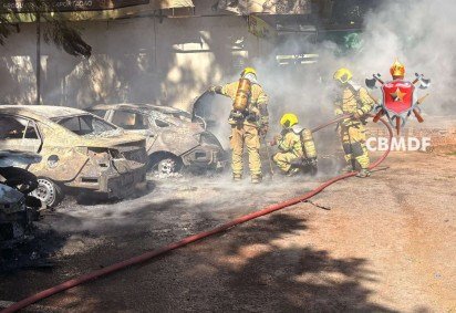 O inc&ecirc;ndio deixou dois carros em cinzas. Os ve&iacute;culos estavam estacionados pr&oacute;ximo &agrave; Feira dos Importados -  (crédito: Corpo de Bombeiros do Distrito Federal/Divulgação)