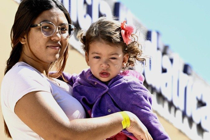Problemas de saúde devido ao frio no DF. Na Foto Daiane Lima Paiva, com a filha Antonella de 1ano e 9 meses - (crédito: Carlos Vieira/CB/D.A Press) Problemas de saúde devido ao frio no DF. Na Foto Daiane Lima Paiva, com a filha Antonella de 1ano e 9 meses - (crédito: Carlos Vieira/CB/D.A Press)