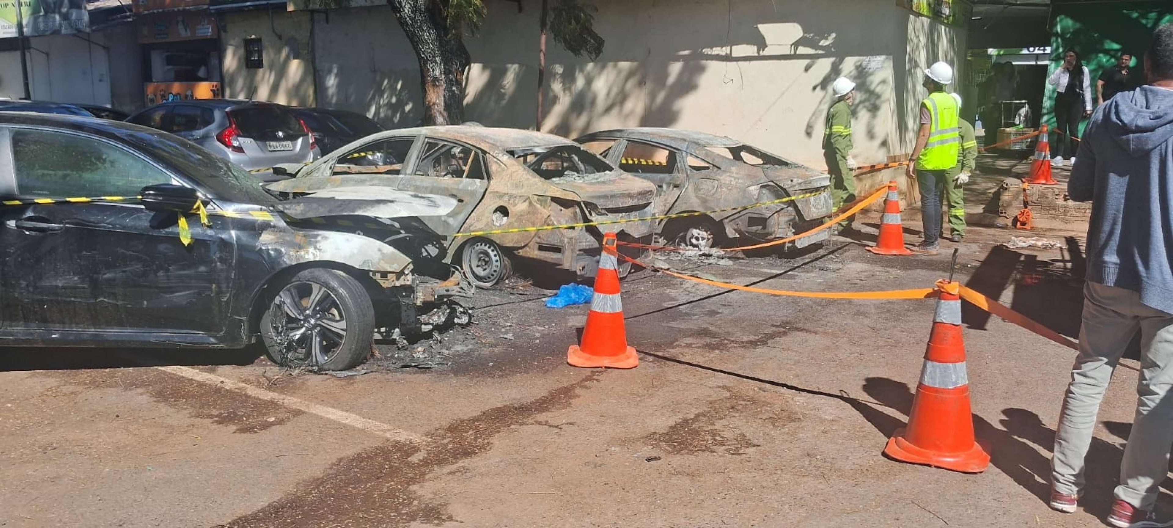 Tr&ecirc;s carros pegaram fogo no estacionamento da Feira dos Importados