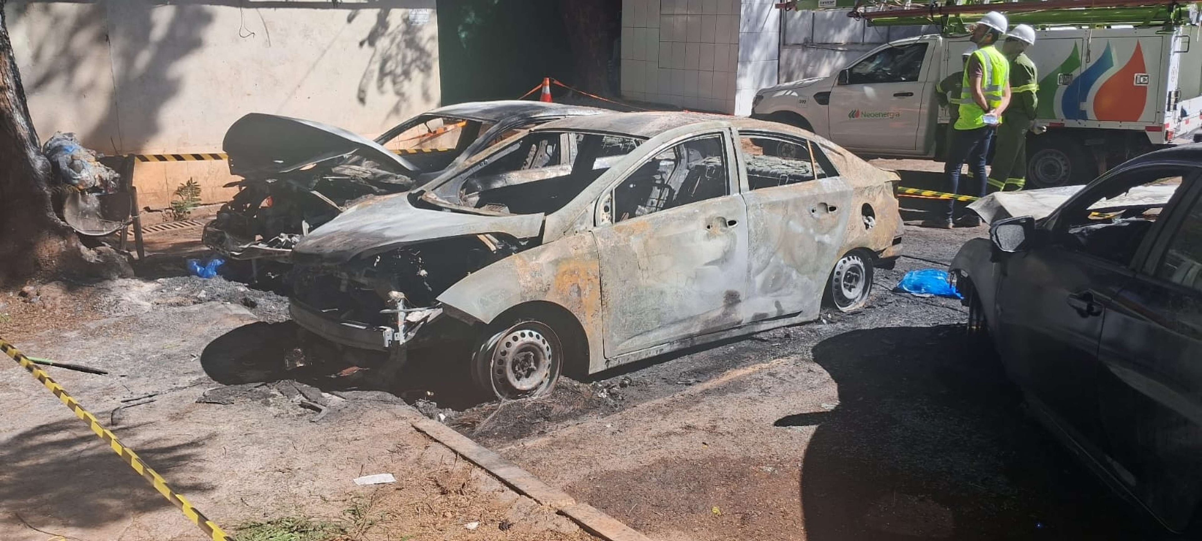 Tr&ecirc;s carros pegaram fogo no estacionamento da Feira dos Importados