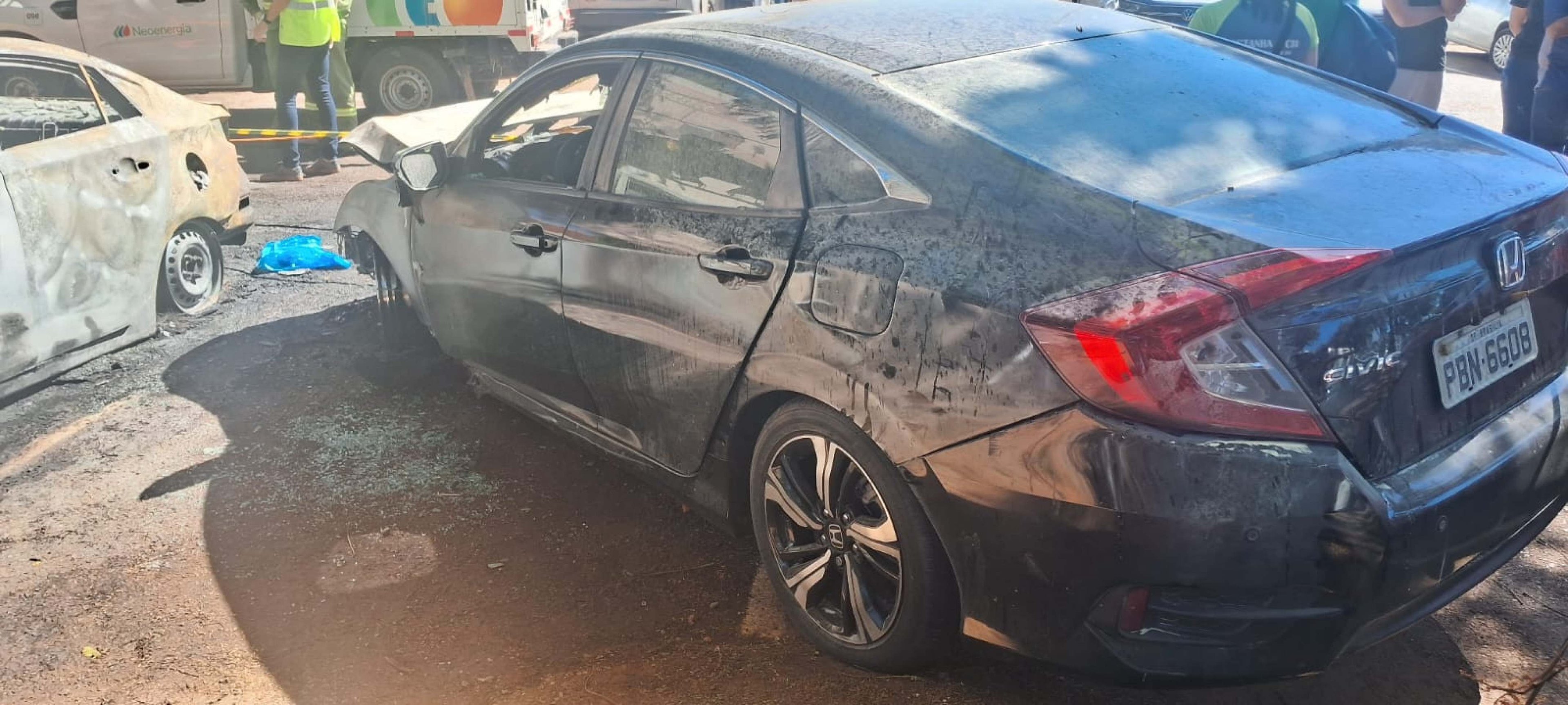 Tr&ecirc;s carros pegaram fogo no estacionamento da Feira dos Importados