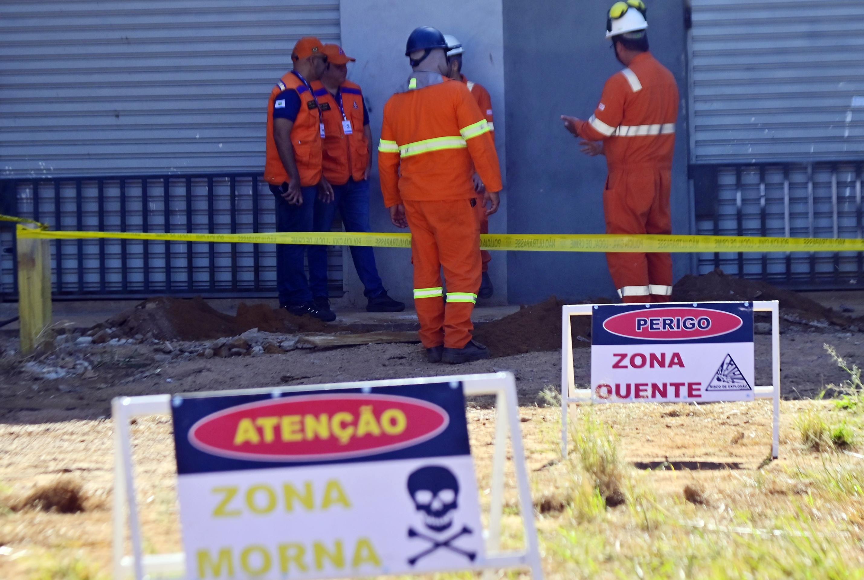 T&eacute;cnicos da Defesa Civil e da Transpetro, bombeiros e policiais trabalharam na &aacute;rea isolada; ao menos quatro im&oacute;veis foram interditados