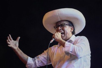 Roberto Sánchez discursa em encerramento da campanha, em Lima: 'Abaixo a 'mulher da máfia'!' -  (crédito: Connie France/AFP)