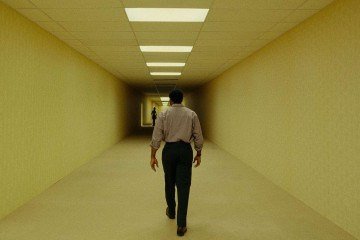 O pôster promocional de <em>Backrooms</em> é baseado no papel de parede amarelo frequentemente usado nessas salas sinistras -  (crédito: A24)