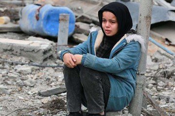 Katrin Glatz Brubakk faz bolhas de sabão com Maria, de 3 anos, no Hospital Nasser, no sul de Gaza. 'Eu as chamo de bolhas de esperança porque elas literalmente geram esperança nessas crianças.' -  (crédito: MSF)