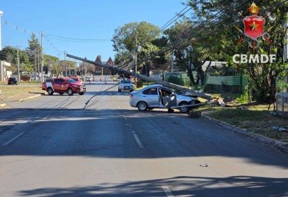 CBMDF atende colis&atilde;o de ve&iacute;culo de passeio contra poste na Asa Norte