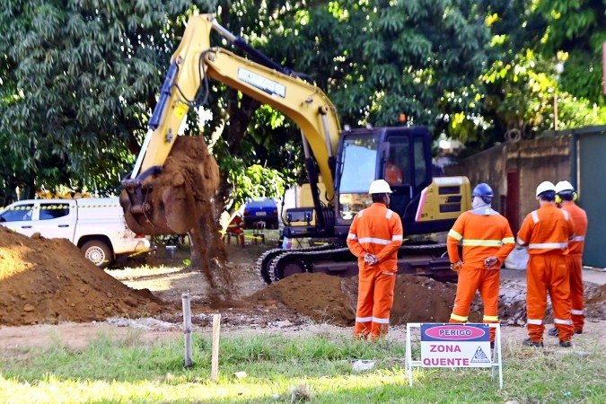 Técnicos trabalham no conserto da tubulação em frente a comércio em Ceilândia - (crédito: Ed Alves/CB/D.A Press) Técnicos trabalham no conserto da tubulação em frente a comércio em Ceilândia - (crédito: Ed Alves/CB/D.A Press)