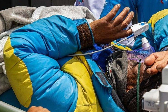 Dawa Sherpa está na UTI de um hospital em Katmandu, onde um familiar conseguiu fotografá-lo. - (crédito: PRABIN RANABHAT / AFP via Getty Images) Dawa Sherpa está na UTI de um hospital em Katmandu, onde um familiar conseguiu fotografá-lo. - (crédito: PRABIN RANABHAT / AFP via Getty Images)