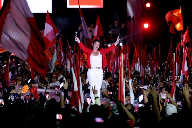 Keiko Fujimori, do Partido Fuerza Popular, acena para simpatizantes, na capital: 