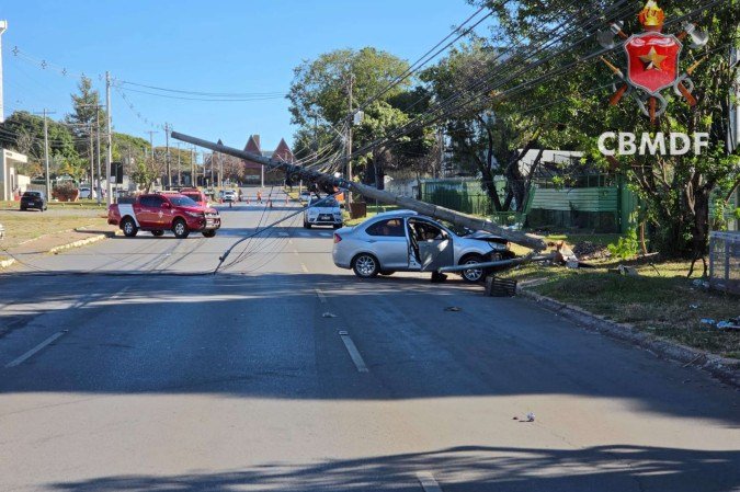 CBMDF atende colisão de veículo de passeio contra poste na Asa Norte - (crédito: CBMDF/Divulgação) CBMDF atende colisão de veículo de passeio contra poste na Asa Norte - (crédito: CBMDF/Divulgação)