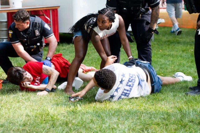 Policiais socorrem feridos após o tiroteio na cidade americana de Toledo - (crédito: Tito Aguilar)
Policiais socorrem feridos após o tiroteio na cidade americana de Toledo - (crédito: Tito Aguilar)