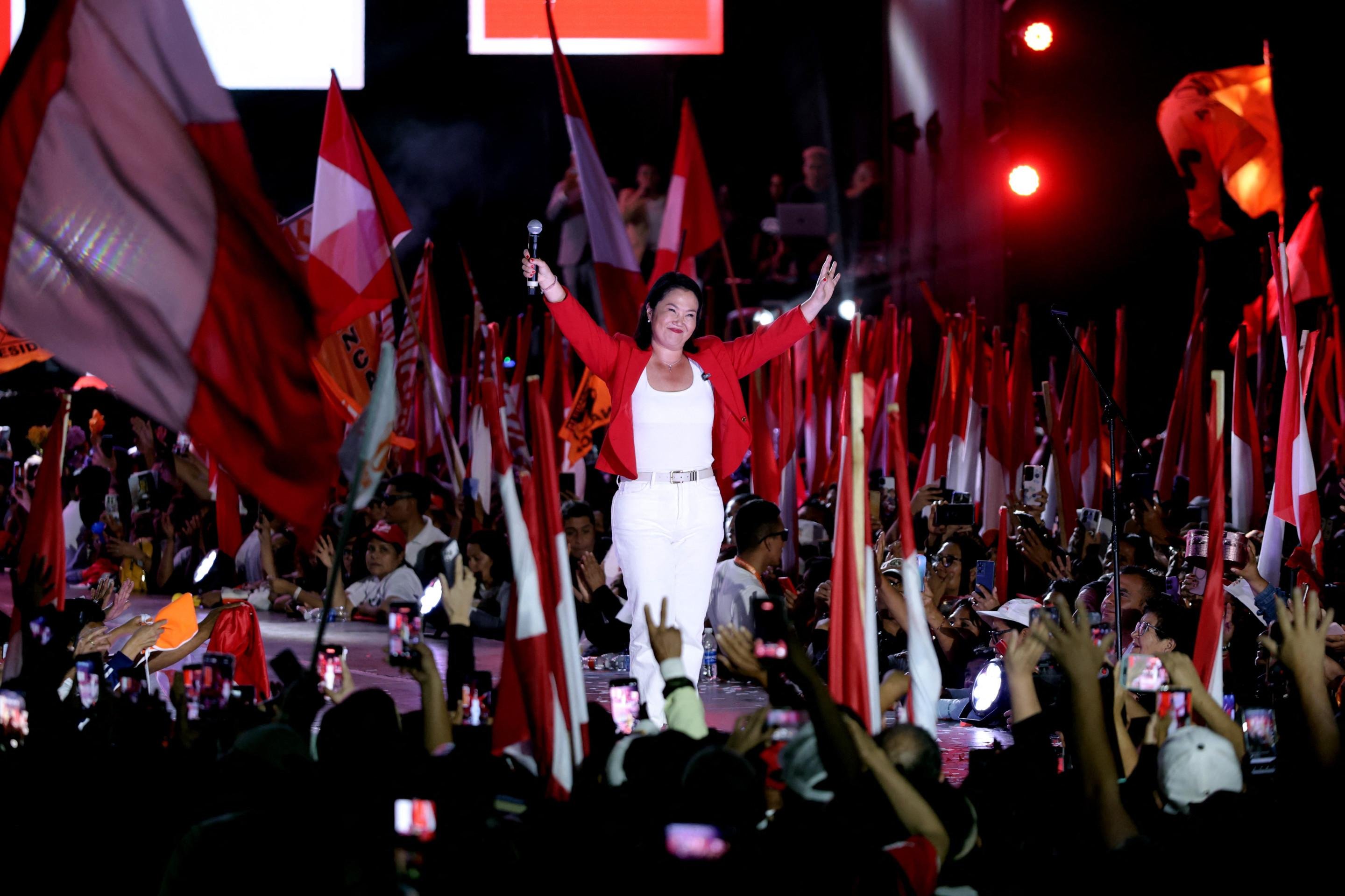 Keiko Fujimori, do Partido Fuerza Popular, acena para simpatizantes, tamb&eacute;m em Lima: "N&atilde;o vou decepcion&aacute;-los"