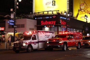 Veículos de emergência são vistos do lado de fora da Penn Station após um incidente com faca em Nova York em 7 de junho de 2026. -  (crédito:  AFP)