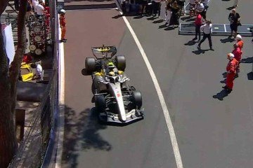 O problema ocorreu no momento em que os carros deixavam os boxes - (crédito: Reprodução/FITV) O problema ocorreu no momento em que os carros deixavam os boxes - (crédito: Reprodução/FITV)