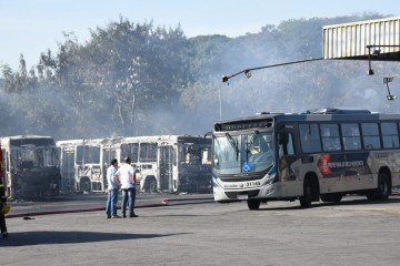 De acordo com os bombeiros, aproximadamente 20 ônibus foram queimados - (crédito: Gladyston Rodrigues/EM/DA. Press) De acordo com os bombeiros, aproximadamente 20 ônibus foram queimados - (crédito: Gladyston Rodrigues/EM/DA. Press)