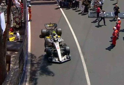 O problema ocorreu no momento em que os carros deixavam os boxes  -  (crédito: Reprodução/FITV) -O problema ocorreu no momento em que os carros deixavam os boxes  -  (crédito: Reprodução/FITV)