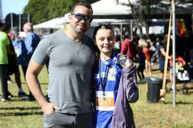 Vit&oacute;ria Alves, de 12 anos, que venceu a prova da sua bateria de 700m, com o pai