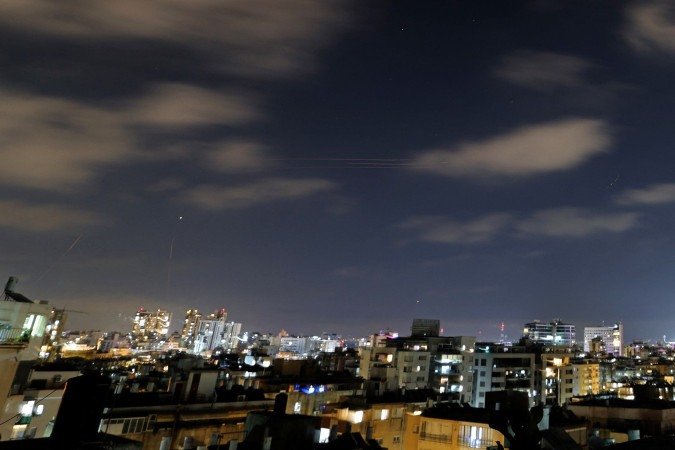 Rastros de mísseis iranianos sobre a cidade de Netanya, às margens do Mar Mediterrâneo; no detalhe, o artefato ao ser interceptado - (crédito: Jack Guez/AFP) Rastros de mísseis iranianos sobre a cidade de Netanya, às margens do Mar Mediterrâneo; no detalhe, o artefato ao ser interceptado - (crédito: Jack Guez/AFP)