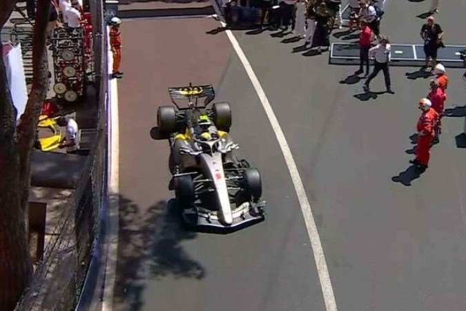 O problema ocorreu no momento em que os carros deixavam os boxes - (crédito: Reprodução/FITV) O problema ocorreu no momento em que os carros deixavam os boxes - (crédito: Reprodução/FITV)