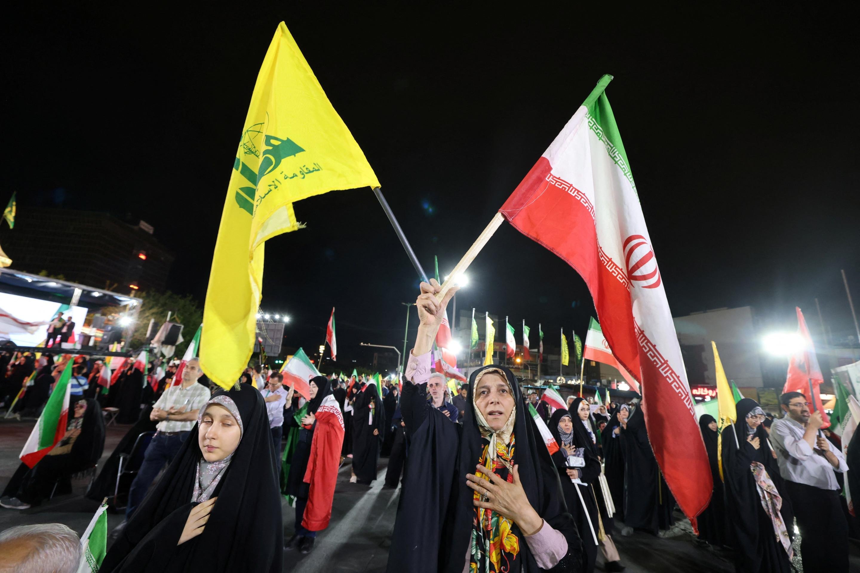 Moradores de Teer&atilde; saem &agrave;s ruas com bandeiras do Ir&atilde; e do Hezbollah