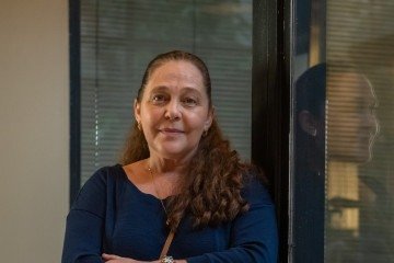 Com mais de 50 anos de carreira, Isabela Garcia mantém a doçura infantil
