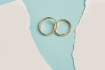 An&eacute;is de casamento simbolizam a uni&atilde;o que muitos casais maduros reavaliam em busca de nova felicidade, no contexto do div&oacute;rcio grisalho -  (crédito: Freepik)