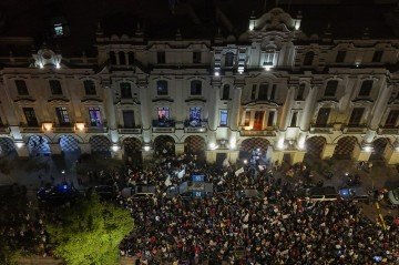 Simpatizantes escutam o esquerdista Roberto Sánchez, na noite da votação: incerteza até a contagem do último voto -  (crédito: Connie France/AFP)