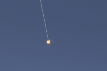 Esta imagem, tirada de um ponto na região da Alta Galileia, no norte de Israel, mostra um míssil Domo de Ferro israelense cruzando o céu para interceptar projéteis em 8 de junho de 2026 -  (crédito: JALAA MAREY / AFP)