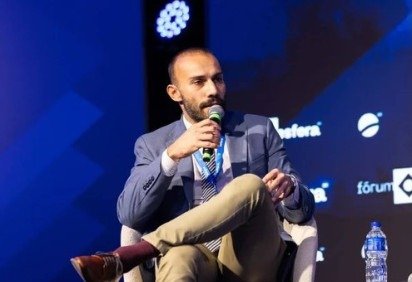 Roman argumentou que a reputação da empresa é construída através de 