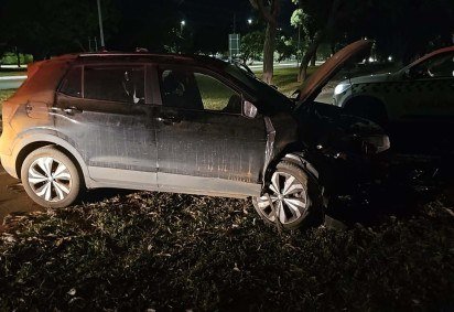 Colisão em árvore no Lago Sul deixou condutor ferido -  (crédito: Divulgação/CBMDF) -Colisão em árvore no Lago Sul deixou condutor ferido -  (crédito: Divulgação/CBMDF)