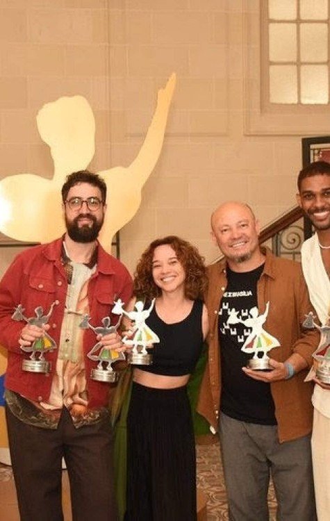 Rafael Lobo, diretor de Mapas, ao lado da premiada equipe candanga  -  (crédito: Equipe de Mapas/ Divulgação)