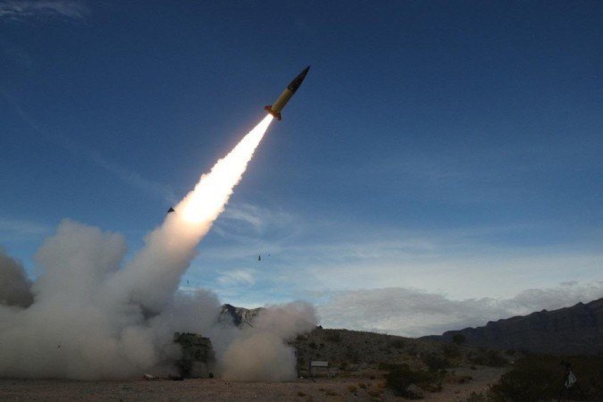 Estados Unidos e Rússia têm, em conjunto, quase 83% do arsenal nuclear mundial, com mais de 5 mil ogivas cada
- (crédito: John Hamilton/Departamento da Defesa dos EUA/AFP) Estados Unidos e Rússia têm, em conjunto, quase 83% do arsenal nuclear mundial, com mais de 5 mil ogivas cada
- (crédito: John Hamilton/Departamento da Defesa dos EUA/AFP)