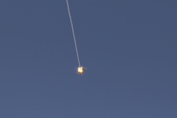 Esta imagem, tirada de um ponto na região da Alta Galileia, no norte de Israel, mostra um míssil Domo de Ferro israelense cruzando o céu para interceptar projéteis em 8 de junho de 2026 - (crédito: JALAA MAREY / AFP) Esta imagem, tirada de um ponto na região da Alta Galileia, no norte de Israel, mostra um míssil Domo de Ferro israelense cruzando o céu para interceptar projéteis em 8 de junho de 2026 - (crédito: JALAA MAREY / AFP)