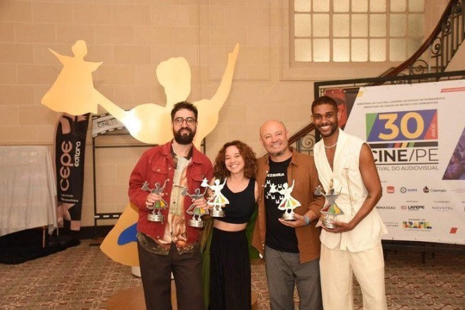 Rafael Lobo, diretor de Mapas, ao lado da premiada equipe candanga - (crédito: Equipe de Mapas/ Divulgação) Rafael Lobo, diretor de Mapas, ao lado da premiada equipe candanga - (crédito: Equipe de Mapas/ Divulgação)