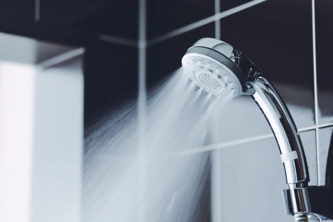 O banho muito quente pode afetar a saúde da pele (Imagem: beeboys | Shutterstock) - (crédito: EdiCase) O banho muito quente pode afetar a saúde da pele (Imagem: beeboys | Shutterstock) - (crédito: EdiCase)