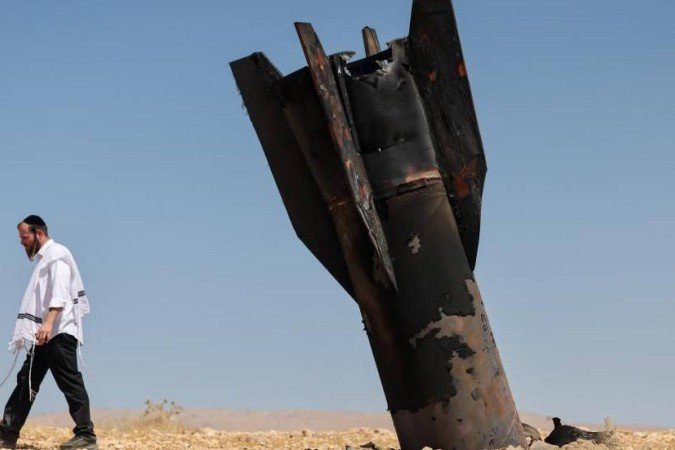 Mísseis iranianos lançados em direção a Israel sobrevoam a cidade de Hebron, na Cisjordânia, na noite de 7 de junho - (crédito: Anadolu via Getty Images) Mísseis iranianos lançados em direção a Israel sobrevoam a cidade de Hebron, na Cisjordânia, na noite de 7 de junho - (crédito: Anadolu via Getty Images)