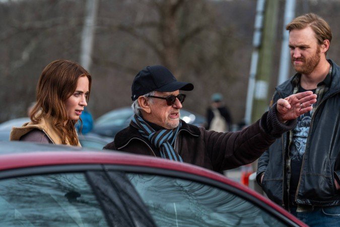 Spielberg, ao lado dos atores Wyatt Russell e Emily Blunt