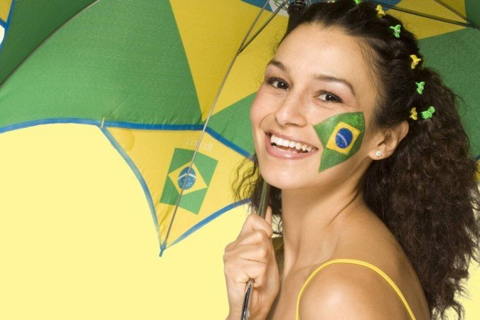 Hábitos simples ajudam a prevenir irritações e garantem mais segurança no uso da maquiagem nos dias de jogos (Imagem: Altrendo Images | Shutterstock) - (crédito: EdiCase) Hábitos simples ajudam a prevenir irritações e garantem mais segurança no uso da maquiagem nos dias de jogos (Imagem: Altrendo Images | Shutterstock) - (crédito: EdiCase)