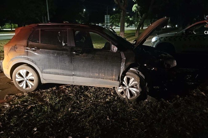 Colisão em árvore no Lago Sul deixou condutor ferido - (crédito: Divulgação/CBMDF) Colisão em árvore no Lago Sul deixou condutor ferido - (crédito: Divulgação/CBMDF)
