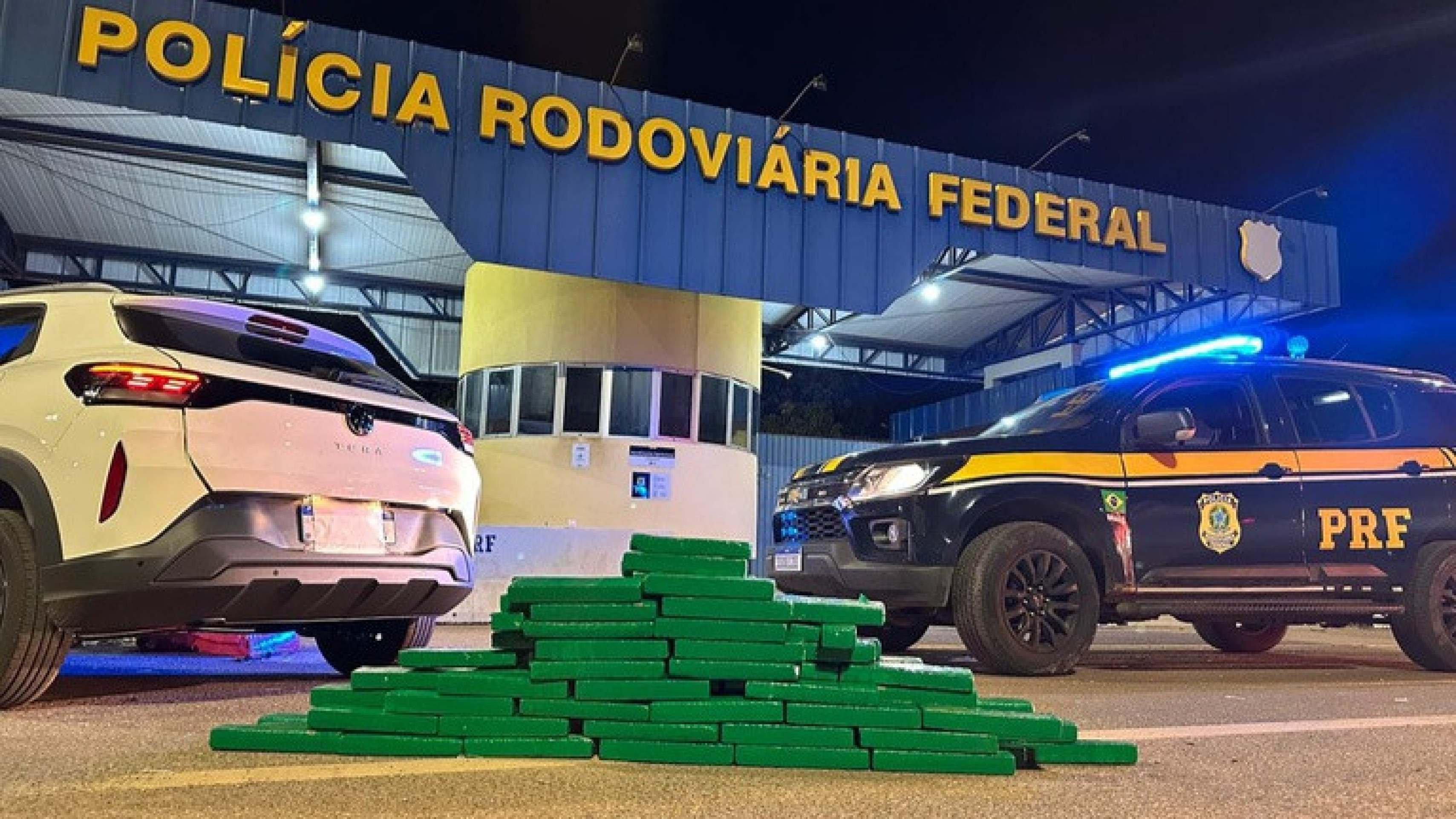 A droga, dividida em 104 tabletes, estava escondida no porta-malas de um carro