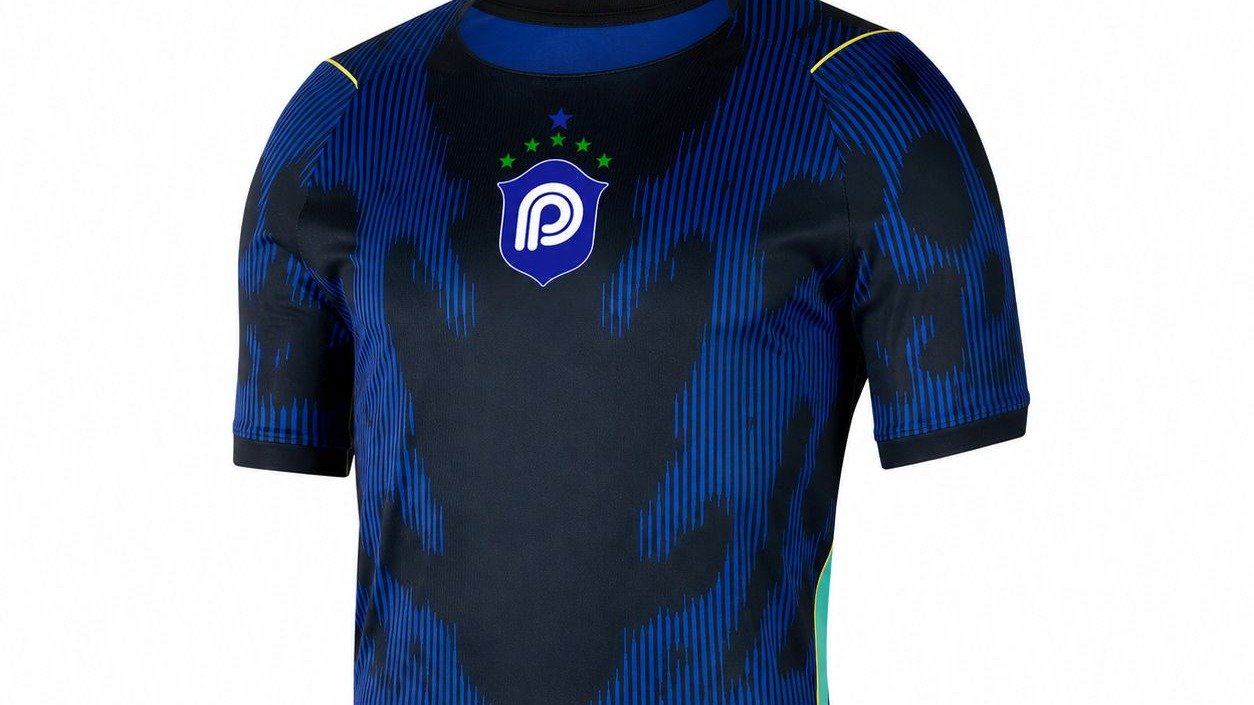A camisa personalizada da Pinheiro Ferragens para a campanha especial de Copa do Mundo, distribuída aos clientes - (crédito: Divulgação) A camisa personalizada da Pinheiro Ferragens para a campanha especial de Copa do Mundo, distribuída aos clientes - (crédito: Divulgação)