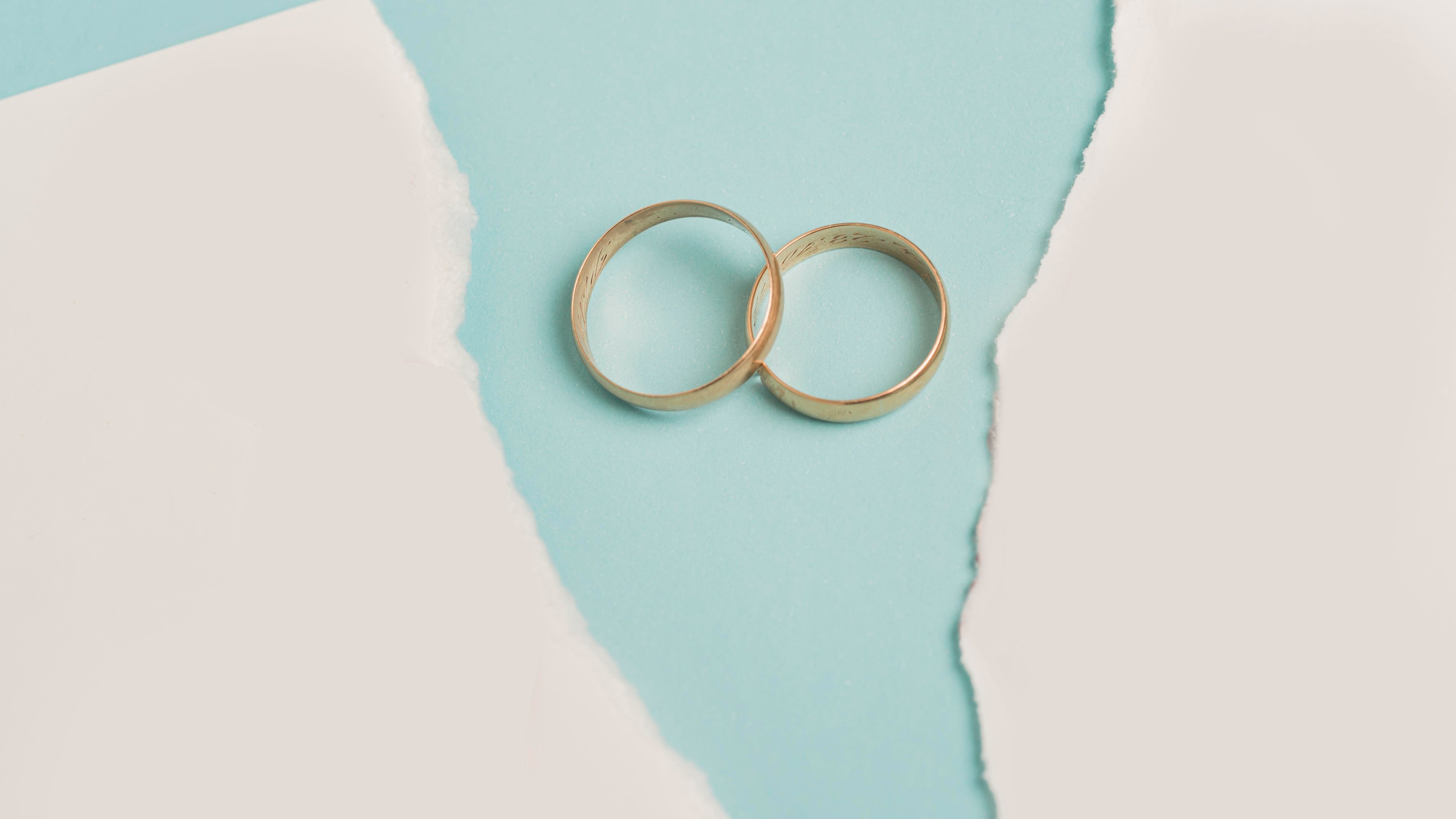 An&eacute;is de casamento simbolizam a uni&atilde;o que muitos casais maduros reavaliam em busca de nova felicidade, no contexto do div&oacute;rcio grisalho -  (crédito: Freepik)