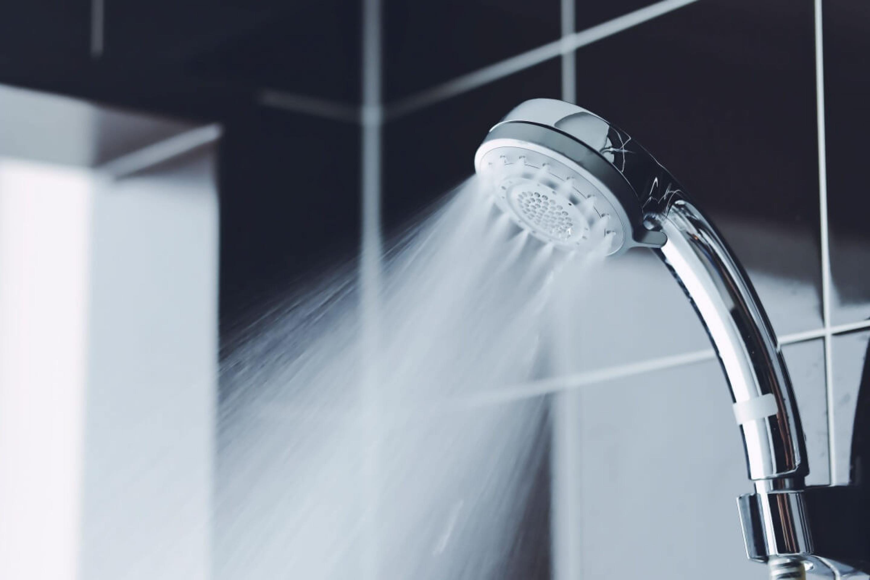 Banho muito quente: 7 riscos do hábito para a saúde