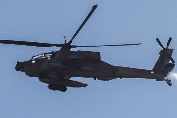 O AH-64 Apache é o principal helicóptero de ataque do Exército dos Estados Unidos, tripulado por duas pessoas e equipado com canhões, foguetes e mísseis - (crédito: Getty Images) O AH-64 Apache é o principal helicóptero de ataque do Exército dos Estados Unidos, tripulado por duas pessoas e equipado com canhões, foguetes e mísseis - (crédito: Getty Images)